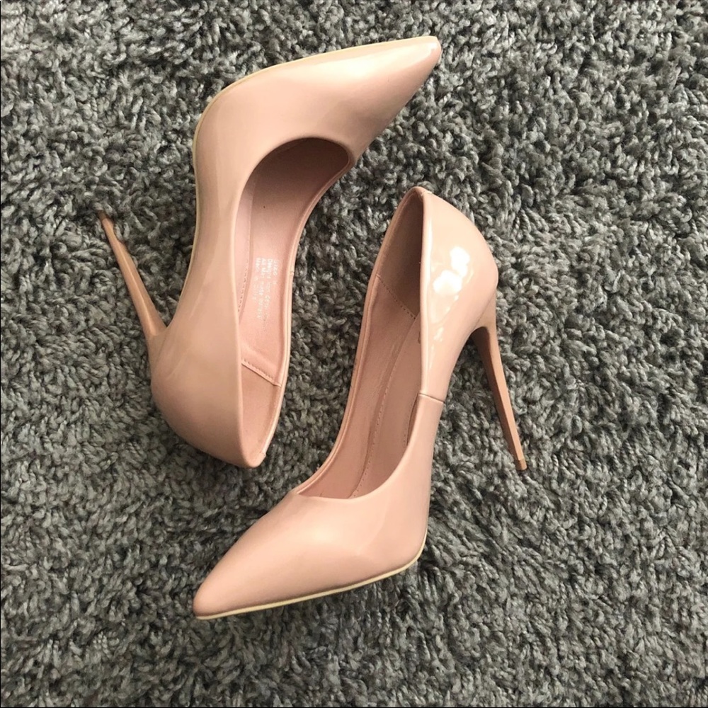 Nude pumps